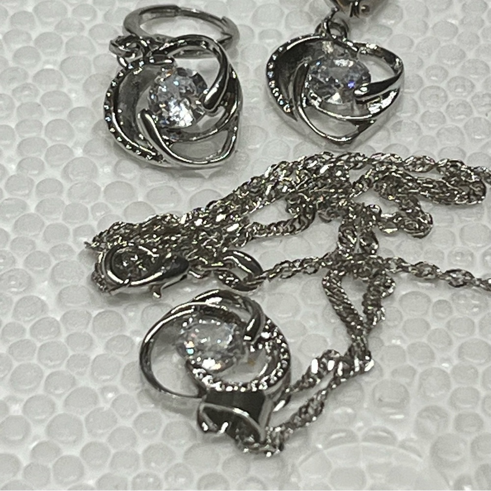 Elegant Silver Jewelry Set with Crystals